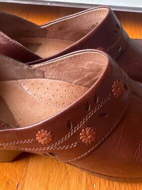 Dansko Clogs Women Size 39 Brown Tooled Leather Slip Resistant Nurse Comfort